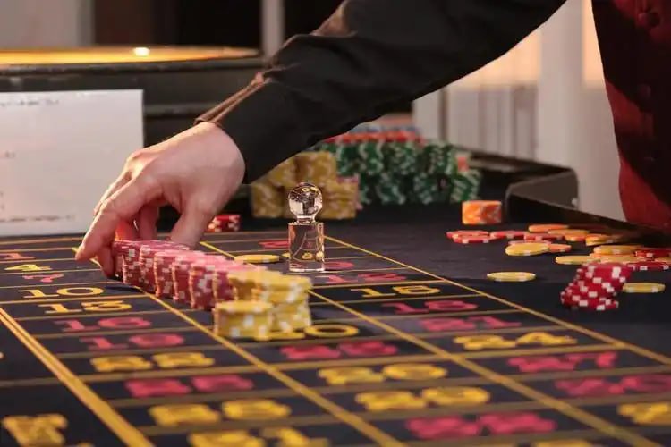 Pengguna menikmati pengalaman live casino kera66 melalui perangkat smartphone dengan mudah dan cepat